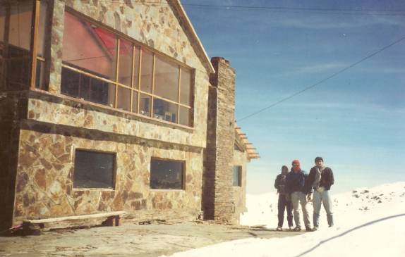 Com o Haroldo e o Marcelo, na estação de esqui do Chacaltaya, a 5.300 m de altitude, perto de La  Paz, na Bolívia, em 1990
